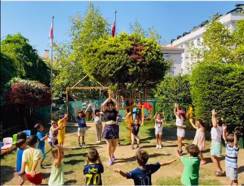 Çocuk Kalbi Bahçesinde Yaz Sabahları Dans Ile Başlıyor..